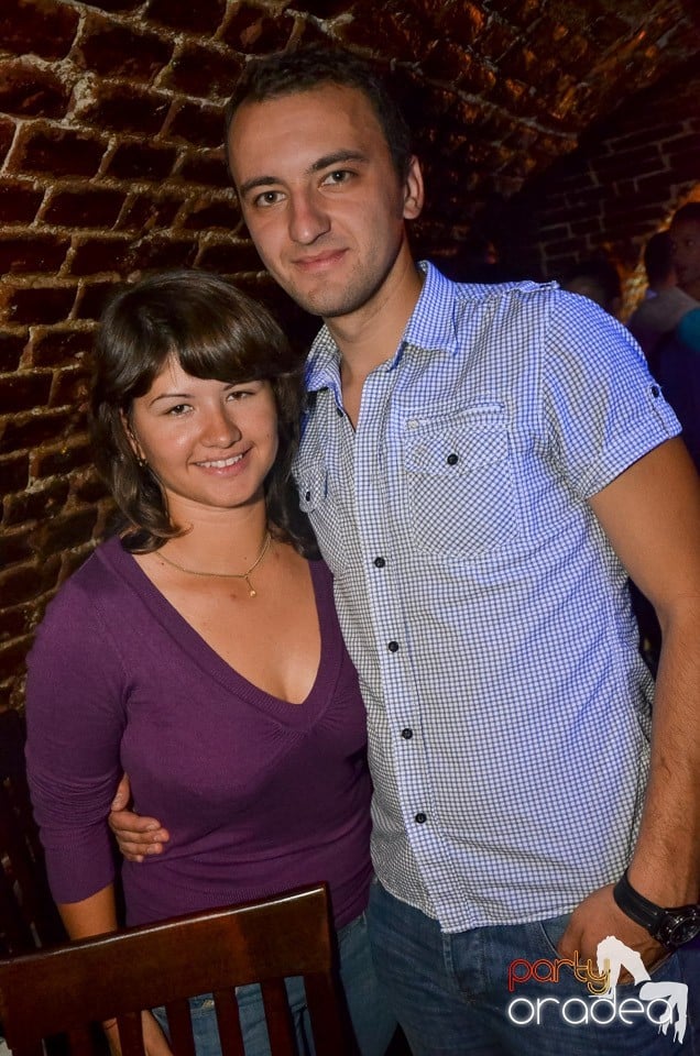 Petrecerile din Escape continuă cu Caveman, 