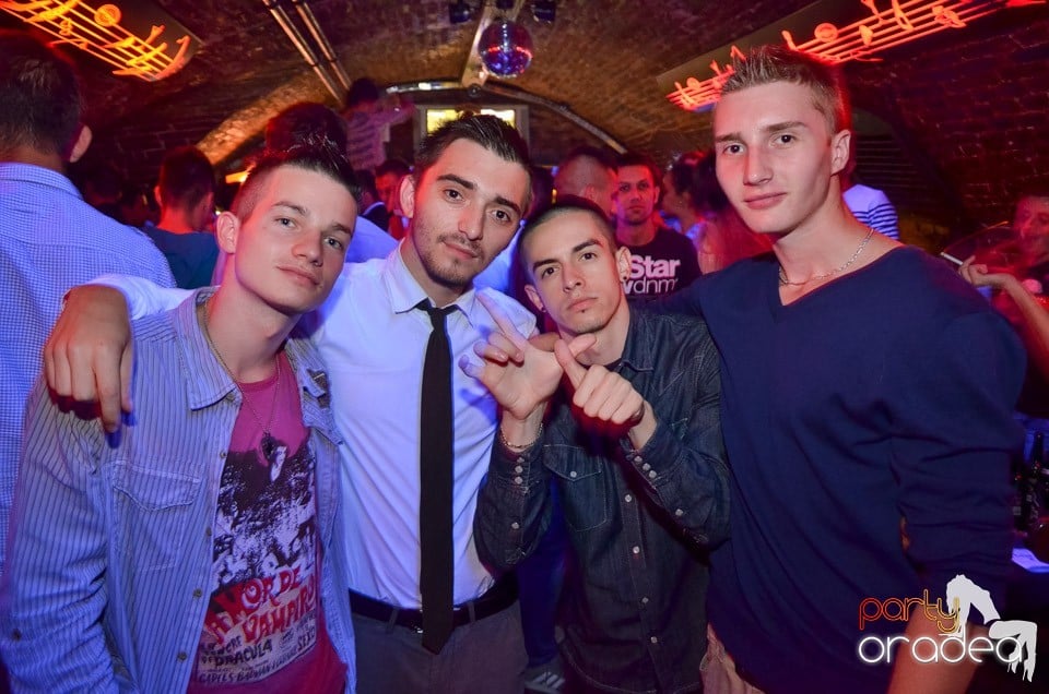 Petrecerile din Escape continuă cu Caveman, 