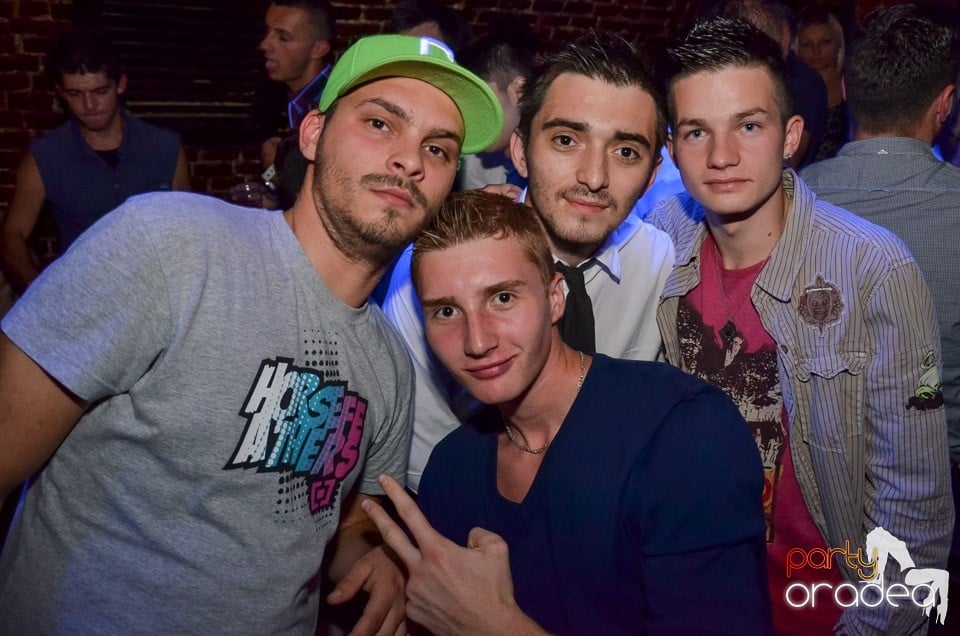 Petrecerile din Escape continuă cu Caveman, 