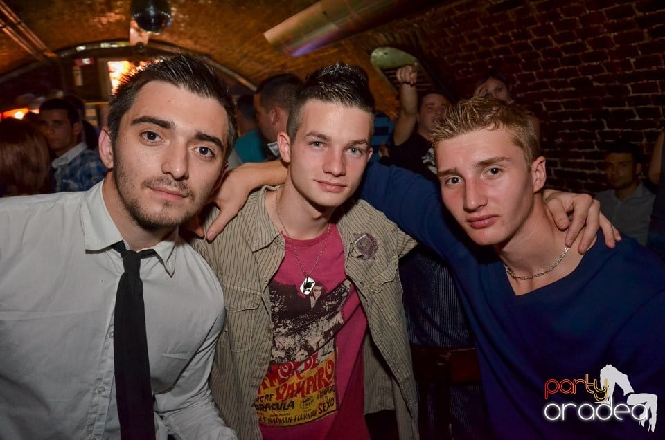 Petrecerile din Escape continuă cu Caveman, 