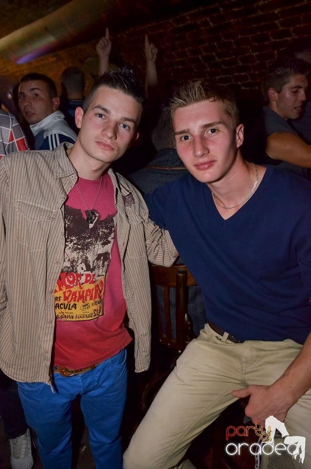 Petrecerile din Escape continuă cu Caveman, 