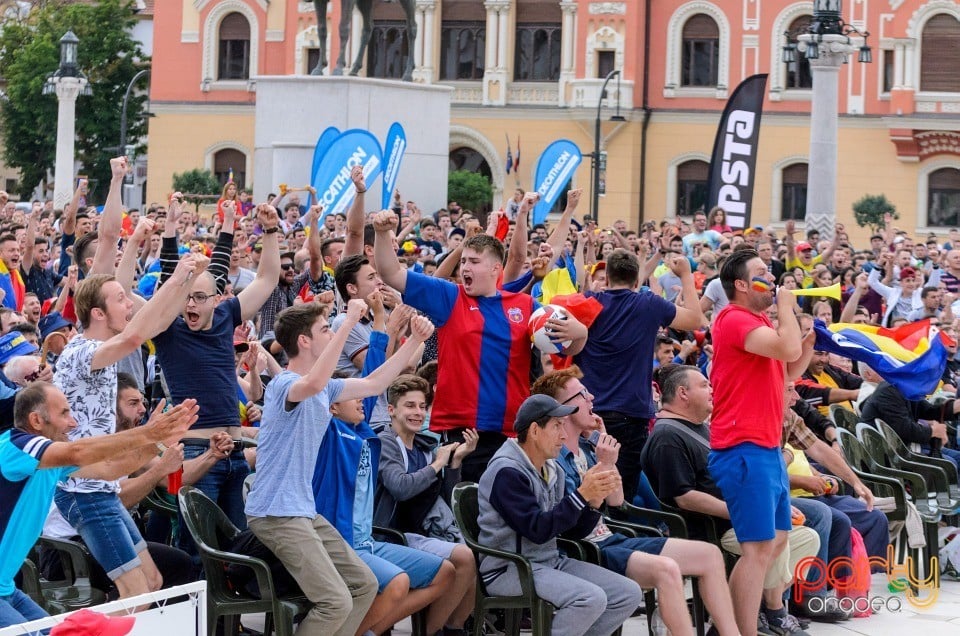 Piaţa Unirii În Timpul Meciului Cu Elveţia, Oradea