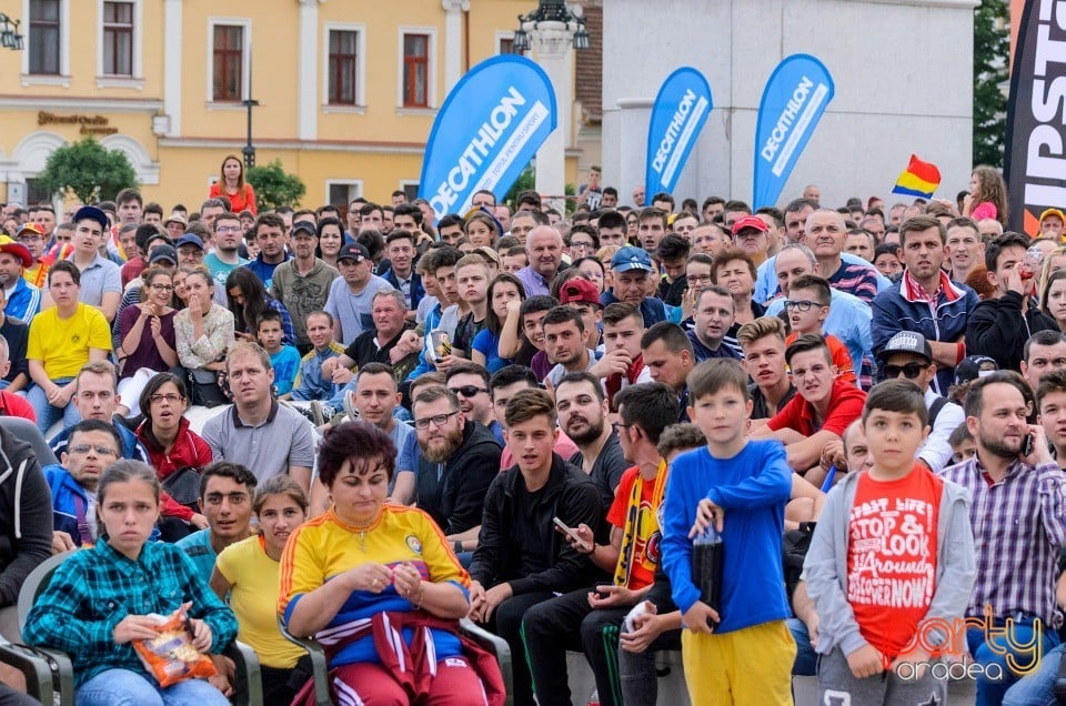 Piaţa Unirii În Timpul Meciului Cu Elveţia, Oradea