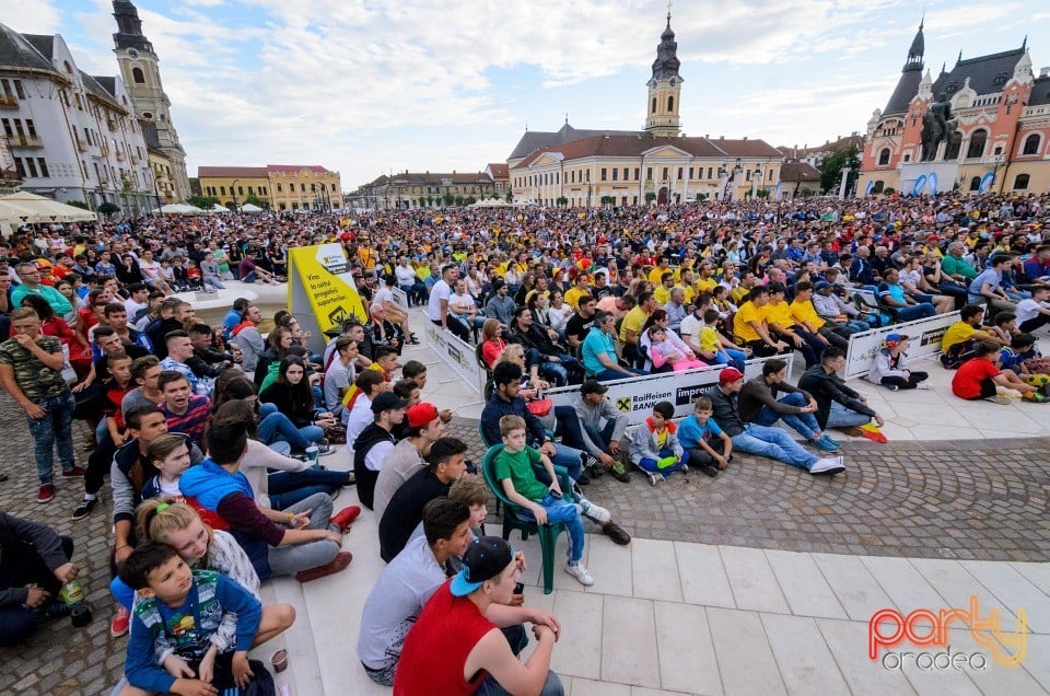 Piaţa Unirii În Timpul Meciului Cu Elveţia, Oradea