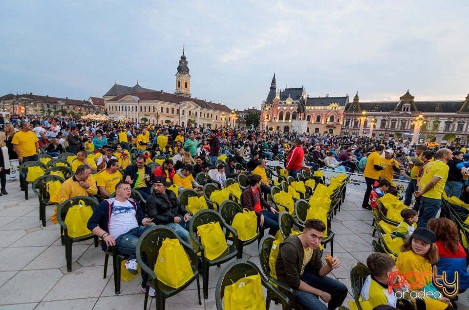 Piaţa Unirii în timpul meciului cu Franţa, Oradea