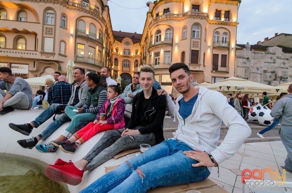 Piaţa Unirii în timpul meciului cu Franţa, Oradea