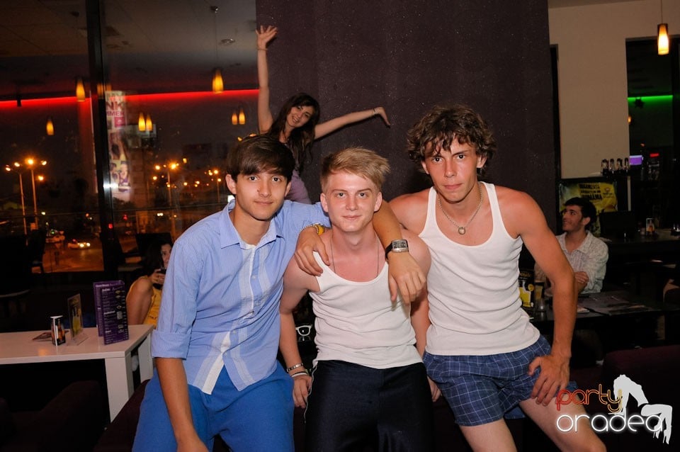 Pijama Party în Blondy's Art Café, 