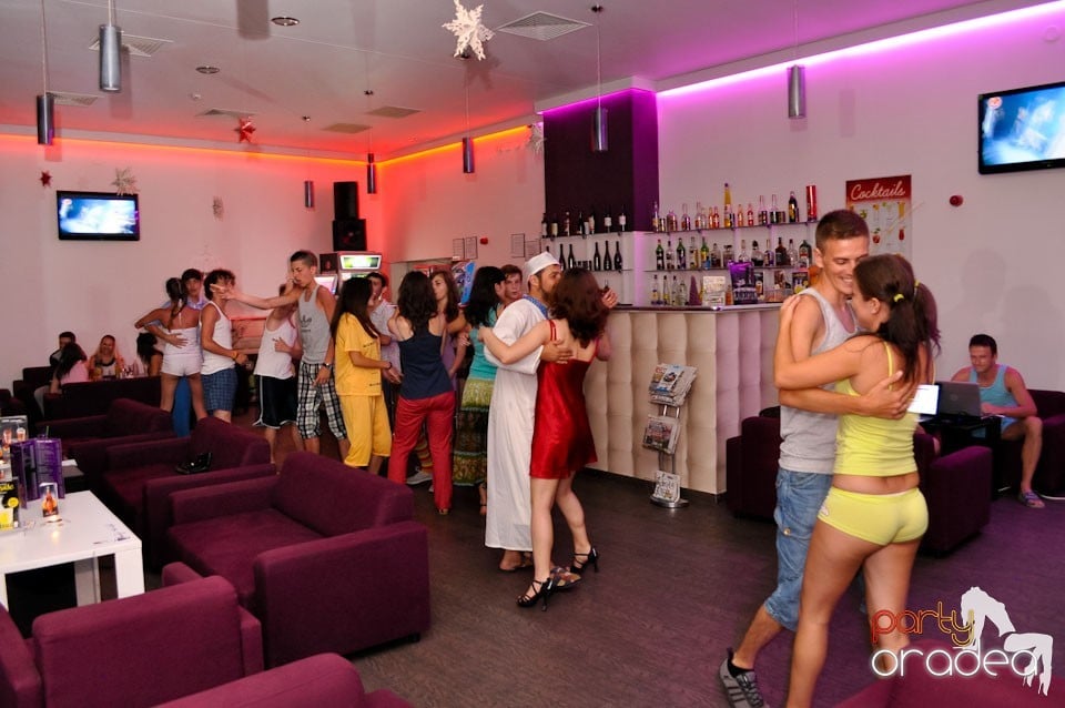 Pijama Party în Blondy's Art Café,