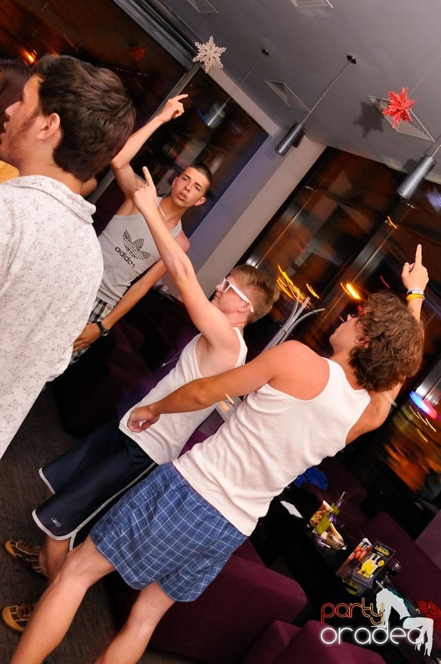 Pijama Party în Blondy's Art Café,