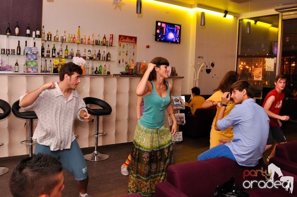 Pijama Party în Blondy's Art Café, 