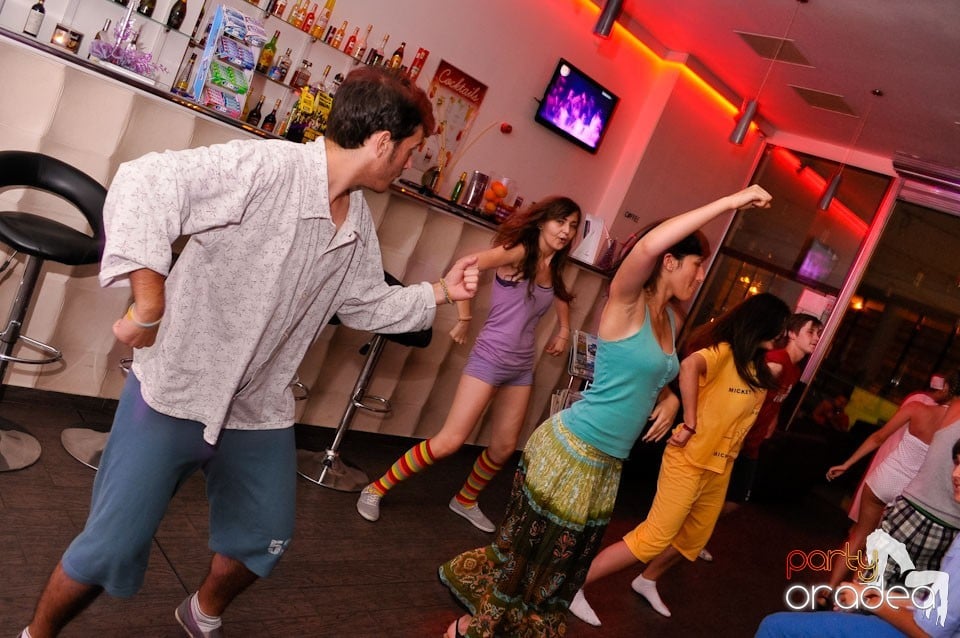 Pijama Party în Blondy's Art Café,