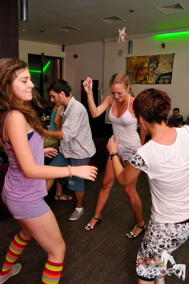 Pijama Party în Blondy's Art Café,