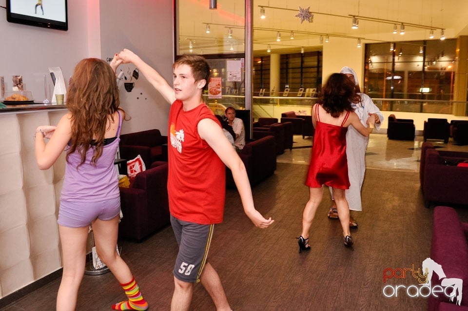 Pijama Party în Blondy's Art Café, 