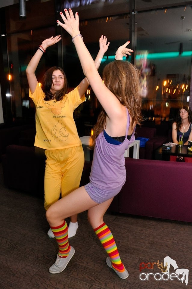 Pijama Party în Blondy's Art Café,