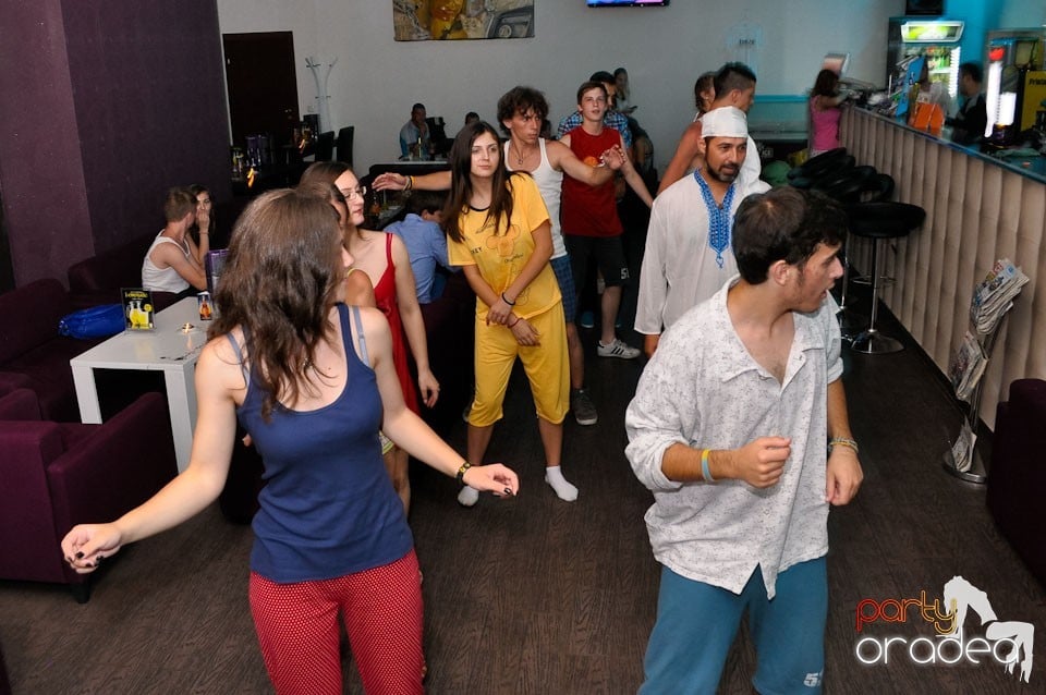 Pijama Party în Blondy's Art Café,