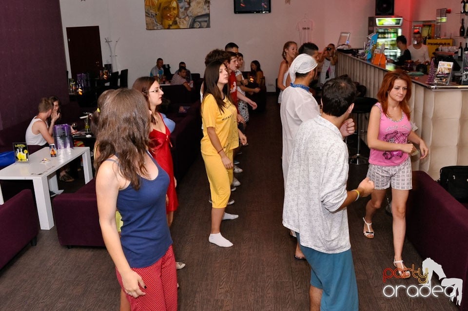 Pijama Party în Blondy's Art Café,