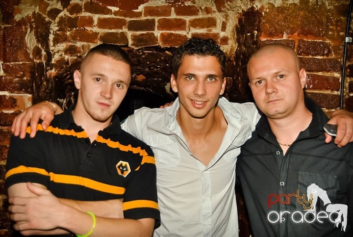 Ploaie de culoare la Club Escape, 