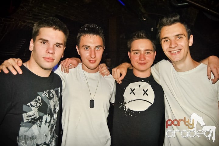 Ploaie de culoare la Club Escape, 