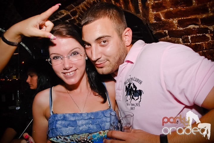 Ploaie de culoare la Club Escape, 