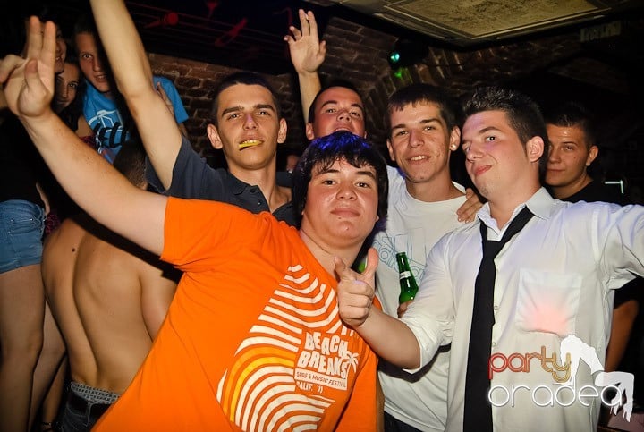 Ploaie de culoare la Club Escape, 