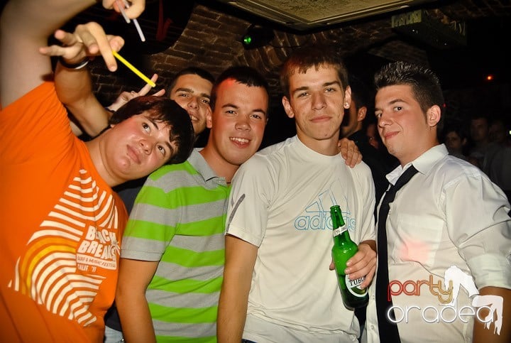 Ploaie de culoare la Club Escape, 