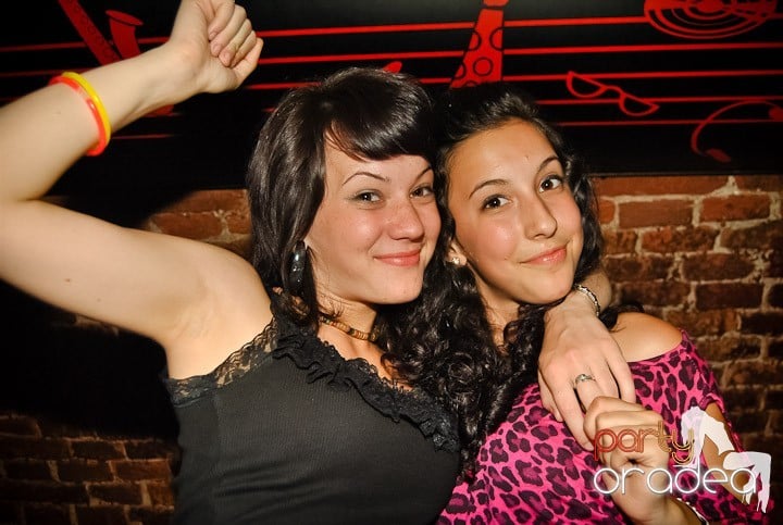 Ploaie de culoare la Club Escape, 