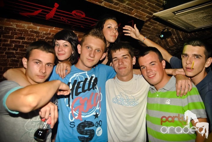 Ploaie de culoare la Club Escape, 