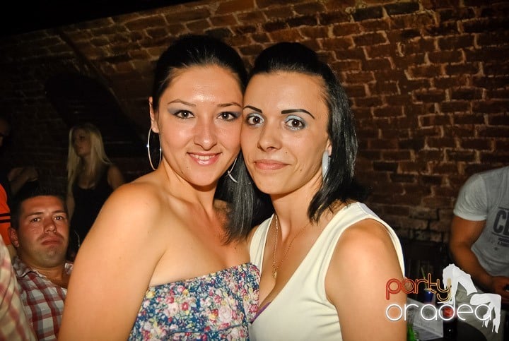 Ploaie de culoare la Club Escape, 