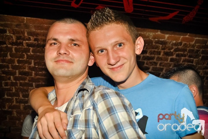 Ploaie de culoare la Club Escape, 