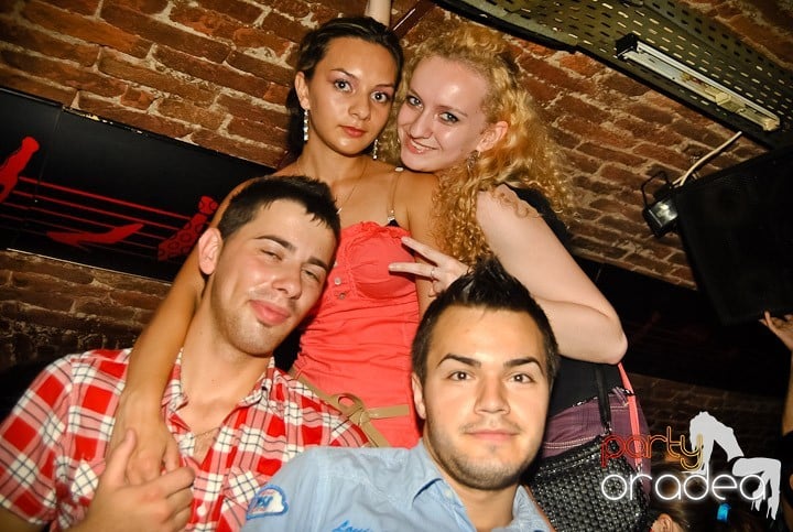 Ploaie de culoare la Club Escape, 