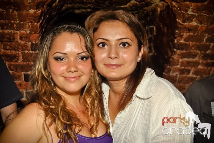 Ploaie de culoare la Club Escape, 