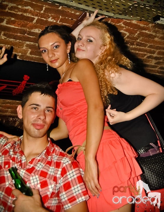 Ploaie de culoare la Club Escape, 