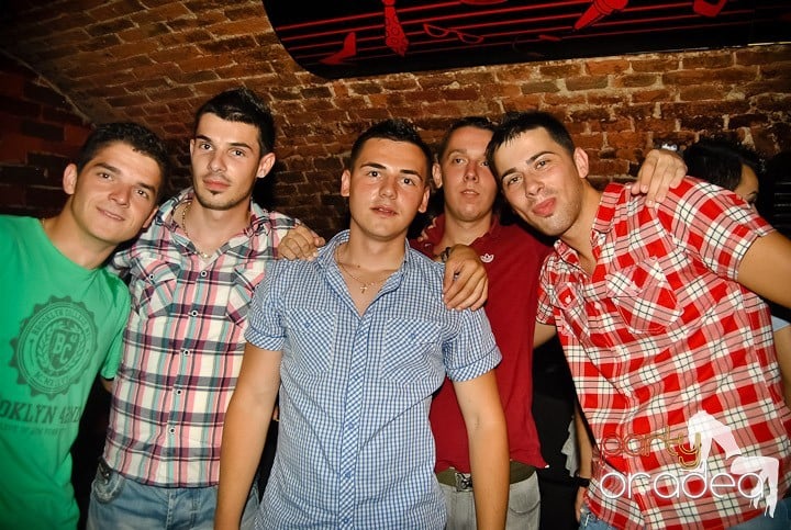 Ploaie de culoare la Club Escape, 