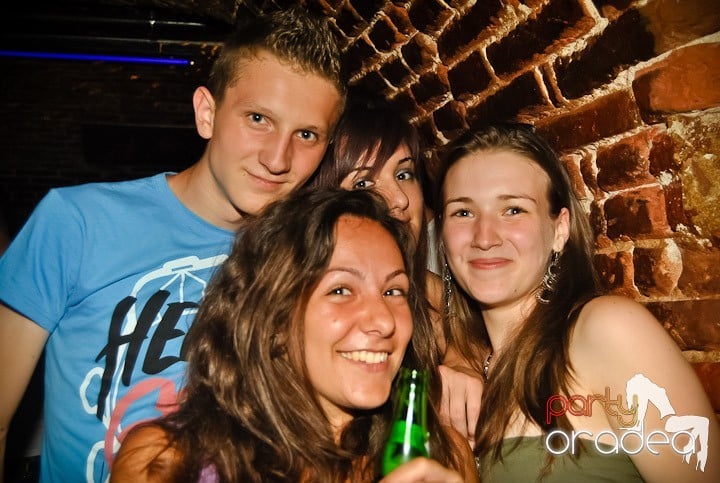 Ploaie de culoare la Club Escape, 