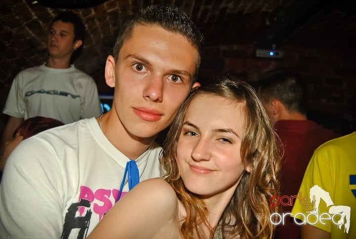 Ploaie de culoare la Club Escape, 