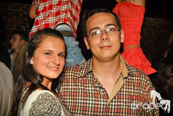 Ploaie de culoare la Club Escape, 