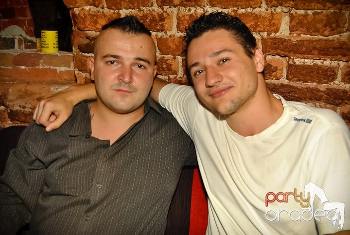 Ploaie de culoare la Club Escape, 