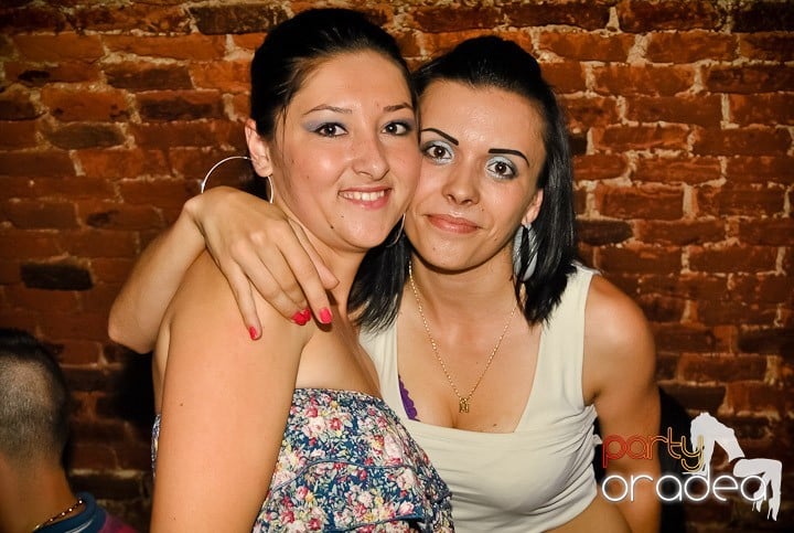 Ploaie de culoare la Club Escape, 