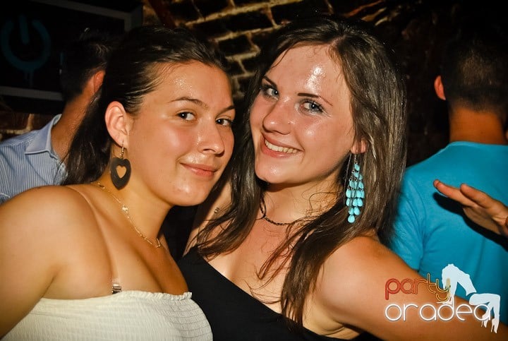 Ploaie de culoare la Club Escape, 