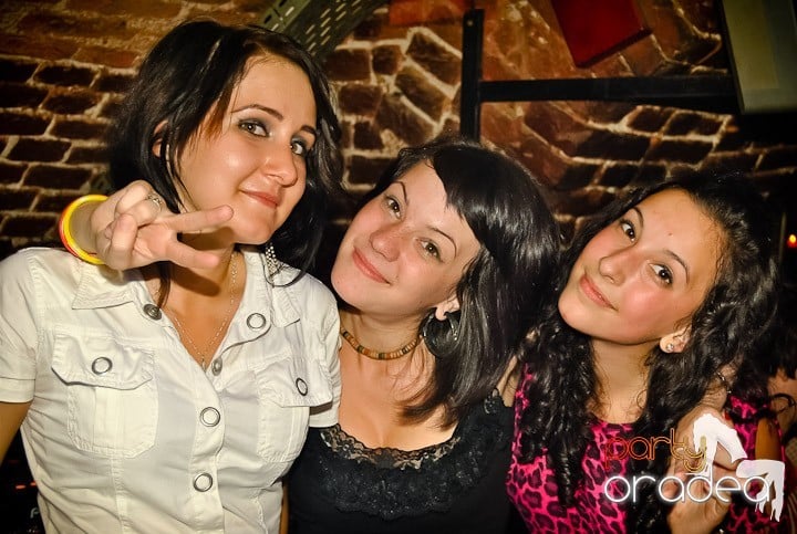 Ploaie de culoare la Club Escape, 