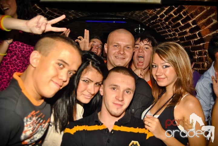 Ploaie de culoare la Club Escape, 