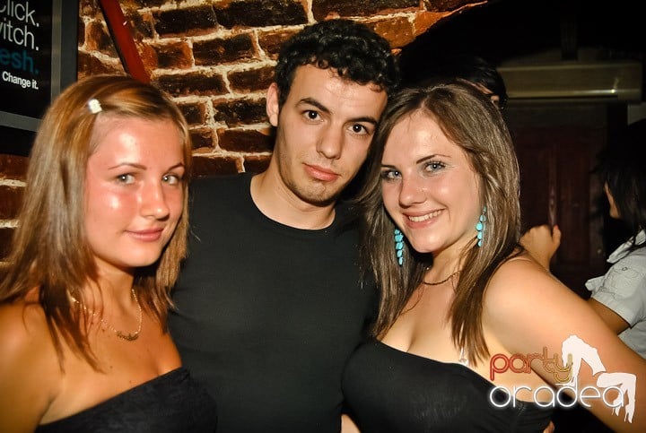 Ploaie de culoare la Club Escape, 