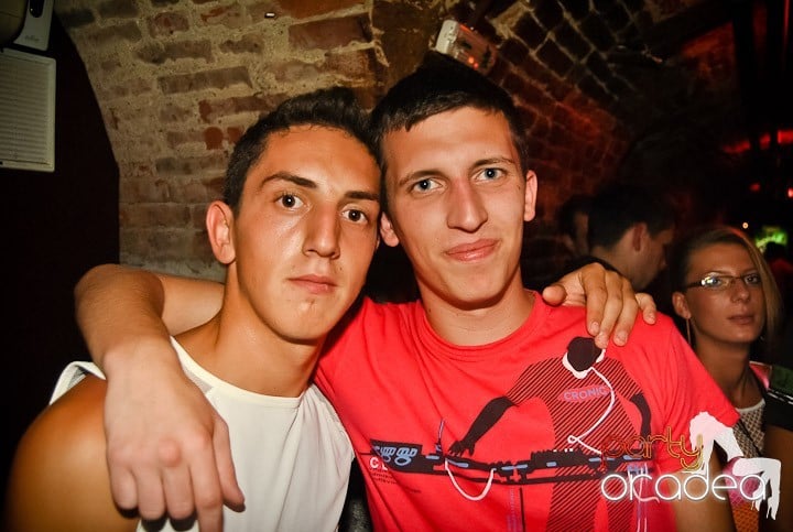 Ploaie de culoare la Club Escape, 