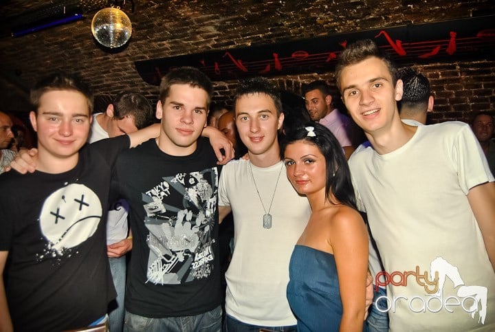 Ploaie de culoare la Club Escape, 