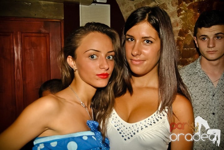 Ploaie de culoare la Club Escape, 