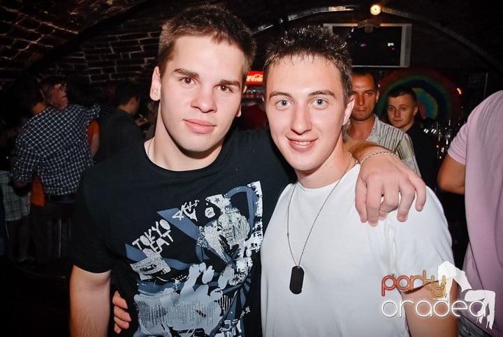 Ploaie de culoare la Club Escape, 