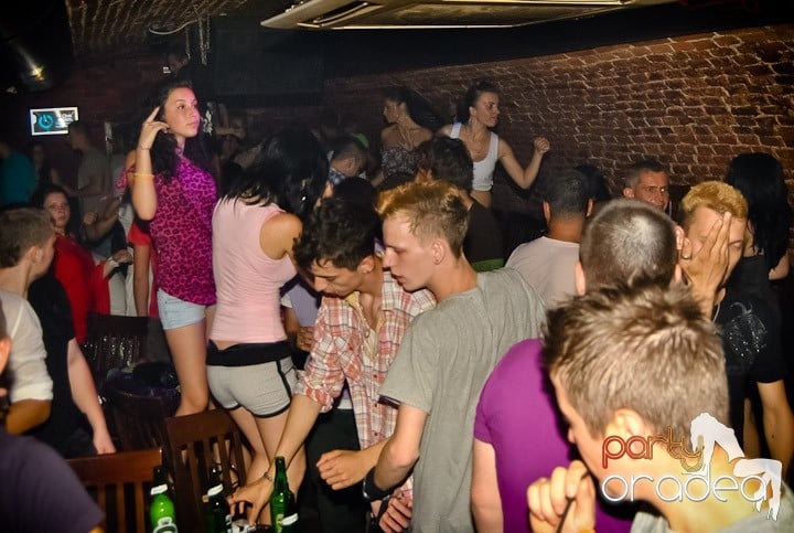 Ploaie de culoare la Club Escape, 