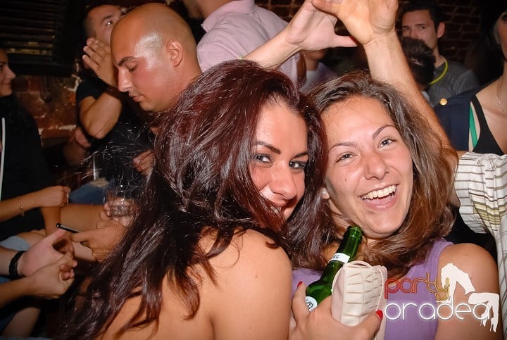 Ploaie de culoare la Club Escape, 