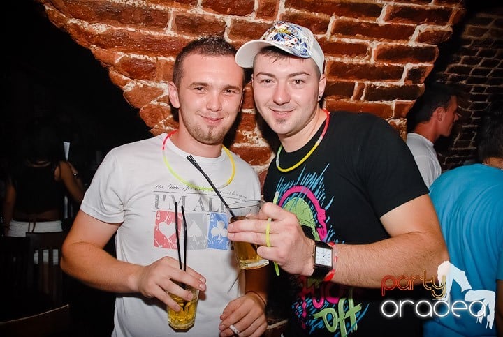 Ploaie de culoare la Club Escape, 