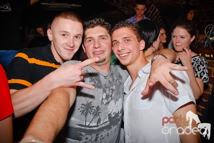 Ploaie de culoare la Club Escape, 